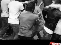 浴室, デカパイ, フェラチオ, ヨーロピアン, 手コキする, 自然山雀, パーティ, オマンコ