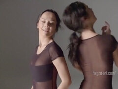 Plage, Bisexuelle, Brunette brune, Européenne, Nue  à poil, Nénés, Jumeaux