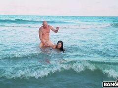 Plage, Brunette brune, Éjaculer dans la bouche, Tir de sperme, De plein air, Chatte, Tatouage, Adolescente