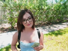 Grosse bite, Brunette brune, Bus, Lunettes, Hd, Pov, Public, Étudiant