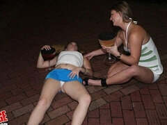 Blondine, Braunhaarige, Küssen, Lingerie, Nackt, Im freien, Entkleiden, Titten