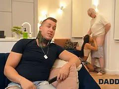 Zwart, Bruinharig, Bedriegen, Daddy, Vriendin, Schreeuwen, Geschoren, Tatoeage