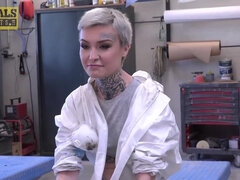 Sucer une bite, Gorge profonde, Domination, Petite femme, Réalité, Rugueux, Cheveux courts, Tatouage