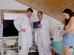 18 jahre, Braunhaarige, Arzt, Fetisch, Gynäkologe, Maschinenfick, Orgasmus, Jungendliche (18+)