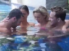 Grosser arsch, Blondine, Blasen, Pummelig, Orgie, Swingers, Flotter dreier, Tittenfick