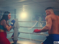 Asiatisch, Grosser arsch, Grosser schwanz, Grosse titten, Blasen, Braunhaarige, Hundestellung, Sporthalle