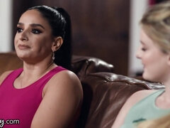 Baby sitter, Femme couguar, Face assise, Hd, Lesbienne, Lingerie, Mère que j'aimerais baiser, Réalité