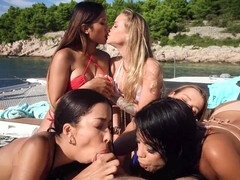 Bikini, Blasen, Betrug, Gruppe, Lesbisch, Im freien, Party, Titten