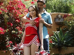 18 ans, Gros cul, Sucer une bite, Pom pom girl, En levrette, Seins naturels, Adolescente, Nénés