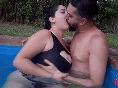 Sadomasoquismo, Culo grande, Mamada, Dominación, Al aire libre, Piscina, Público, Fumando