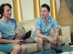 Sucer une bite, En gros plan de très près, Tir de sperme, Faciale, Mamie, Poilue, Énorme, Jarretelles