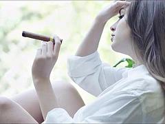 Nana, Gros seins, Brunette brune, Fumer, Nénés