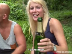 Blond, Pijpbeurt, Dronken, Vingeren, Handbeurt, Buiten, Roodharige vrouw, Tieten likken