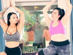 Gros seins, Sucer une bite, En levrette, Doigter, Branlette thaïlandaise, Léchez, Mère que j'aimerais baiser, Sport