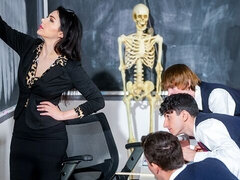 18 años, Culo grande, Tetas grandes, Mamada, Morena, Estilo perrito, Grupo, Adolescente