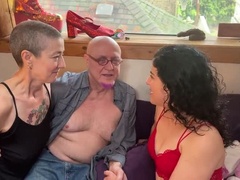 Bisexuelle, Brunette brune, Léchez, Mère que j'aimerais baiser, Orgasme, Chatte, Gicler, Suçant