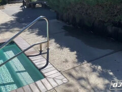 Grote mammen, Badpak, Blond, Pijpbeurt, Rondborstig, Reusachtig, Gezichtspunt, Tieten likken