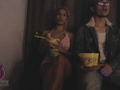 Grosse bite, Sucer une bite, Cinéma, Cocu, Éjaculer dans la bouche, Branlette thaïlandaise, Espagnole, Adolescente