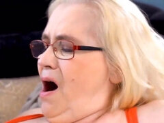 18 jaar, Grote mammen, Blond, Fetisj, Omie, Hongaars, Rijpe lesbienne, Hangende tieten