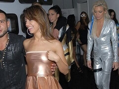 Gros cul, Grosse bite, Gros seins, Sucer une bite, Brunette brune, Fête, Maigrichonne, Adolescente