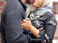 Arabe, Beso negro, Tía, Culo grande, Pareja, Penetracion con dedos, Besar, Mamá