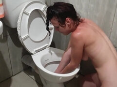 18 ans, Humiliation, Pisser, Chatte, Rousse roux, Maigrichonne, Nénés, Toilettes