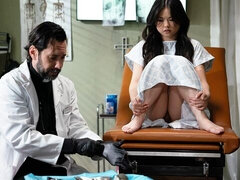 Grote kont, Grote mammen, Interraciaal, Masturbatie, Geschoren, Strippen, Tiener, Tieten likken