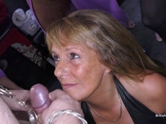 Blondine, Blasen, Viele männer bespritzen eine frau, Aufs gesicht abspritzen, Handjob, Hd, Hausfrau, Ehefrau