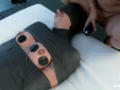 Anal, Brunette brune, Electricité, Face assise, Humiliation, Lesbienne, Punition, Chatte