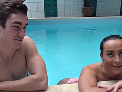 Amateur, Sucer une bite, Brunette brune, Hard, Pov, Sauna, Pute, Adolescente