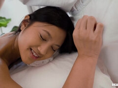 Asiatique, Sucer une bite, Queue, Bâillonner, Massage, Seins naturels, Nénés, Mouillée