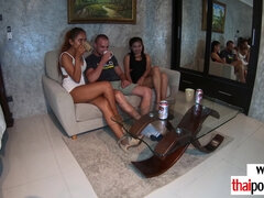 18 jahre, Asiatisch, Grosser schwanz, Lecken, Monster, Jungendliche (18+), Thai, Flotter dreier