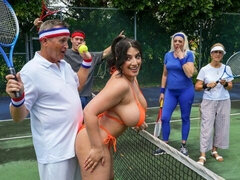 Grosser arsch, Grosser schwanz, Grosse titten, Blasen, Braunhaarige, Hundestellung, Milf, Im freien