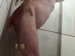Ops68ops e il dildone nel suo bum spanatissimo in doccia