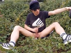 Masturbar-se-la-fora, sport-boy, twink-wanking