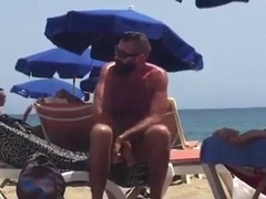 Str8 spy dad cub at the beach
