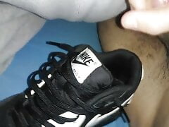 CUMMING INSIDE NIKE AIR MAX 90