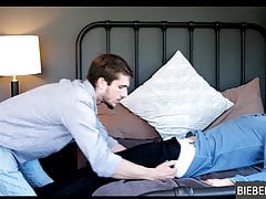OMG your leg is hurt, let me suck your cock quickly!