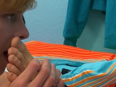 Twinks combine foot fetish with anal in a charming gay duo