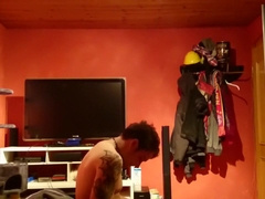 Markus Pelz beim Zimmer aufraeumen mit hartem Schwanz