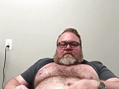 Stocky daddy cum in office