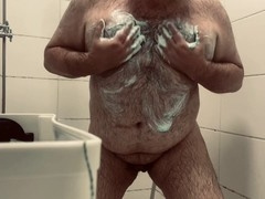 Massive guy enjoys getting his ass filled with bath foam in the tub