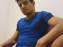 Joven latino moreno juega con su pene hasta que su erecta
