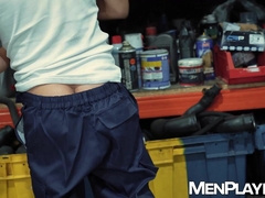 Ridick blows mechanic Lucianos big cock while waiting for his car