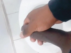 ma sting était chaud quand j'étais seul dans mon toilette privé