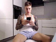 Gostoso se exibindo na cam - (anotherguyonyourscreen)