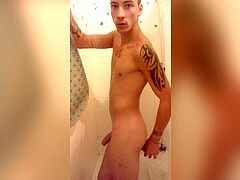 bel lad in doccia con il suo cazzone