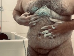 Massive guy enjoys getting his ass filled with bath foam in the tub