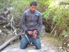 Espiando um hunky latino amador se masturbando até o orgasmo 2