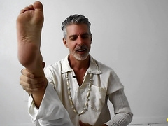DILF Richard Lennox Flashes Off His Soles In Yoga Sesh